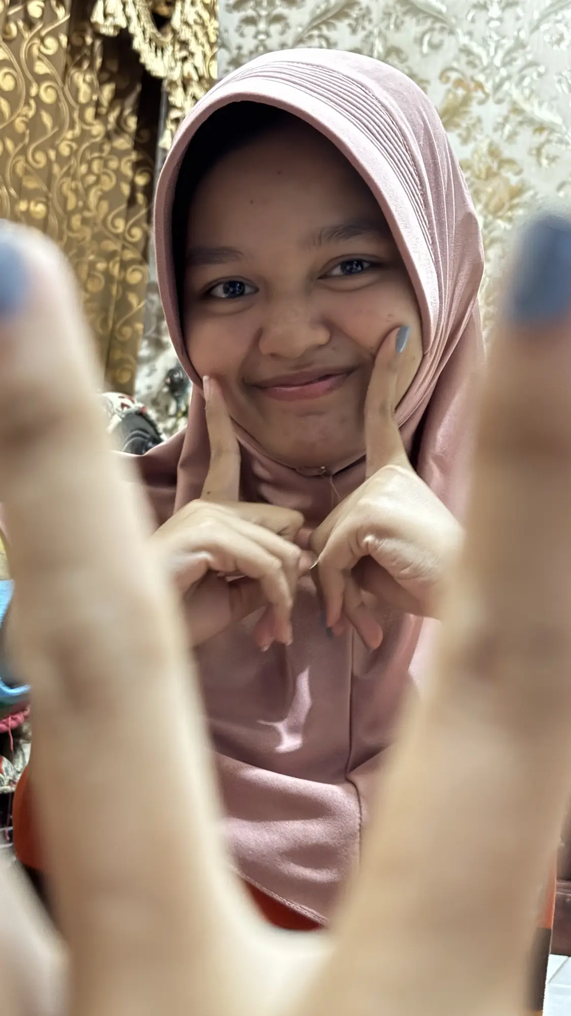 Cantika membentuk hati dengan jarinya