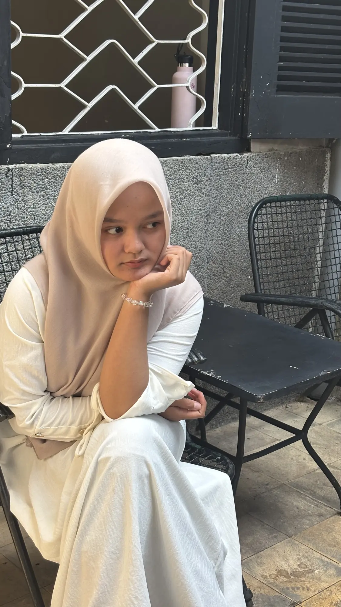 Cantika memakai pakaian putih