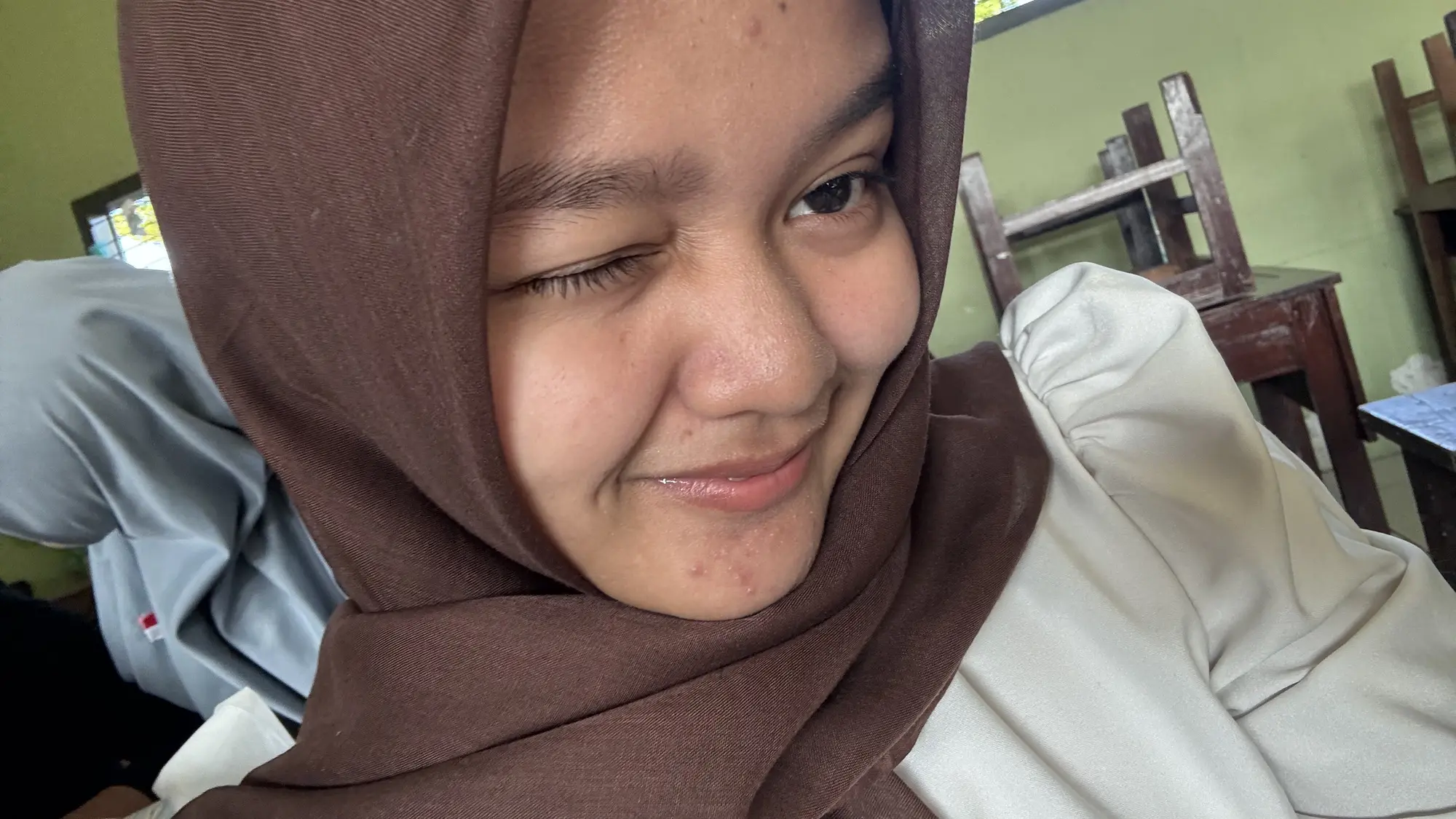 Cantika tersenyum dan mengedipkan mata